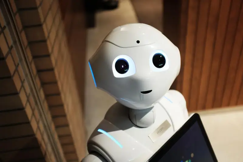 Robot humanoide blanco con una tableta en el pecho