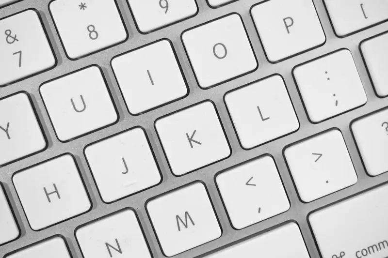 Primer plano de las teclas blancas de un teclado de ordenador