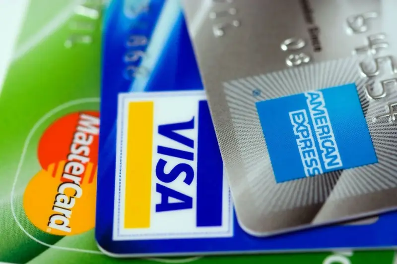 Tarjetas de crédito de varias marcas apiladas