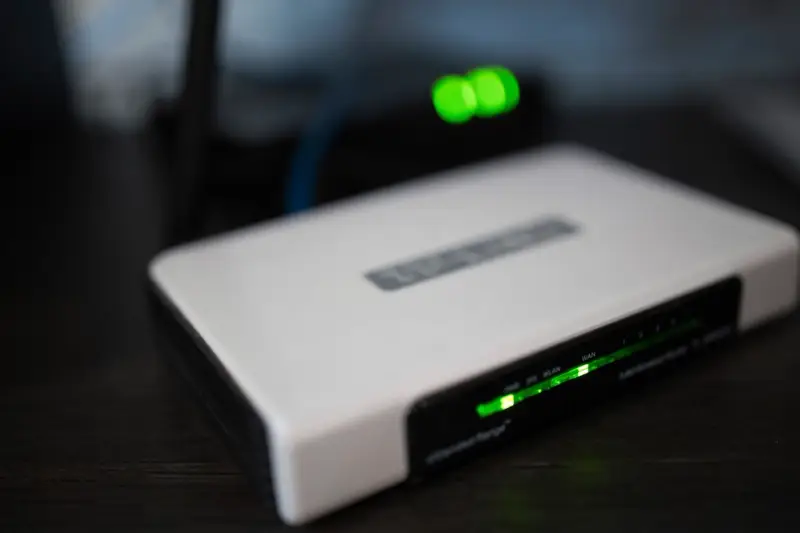 Router blanco con sus luces verdes encendidas