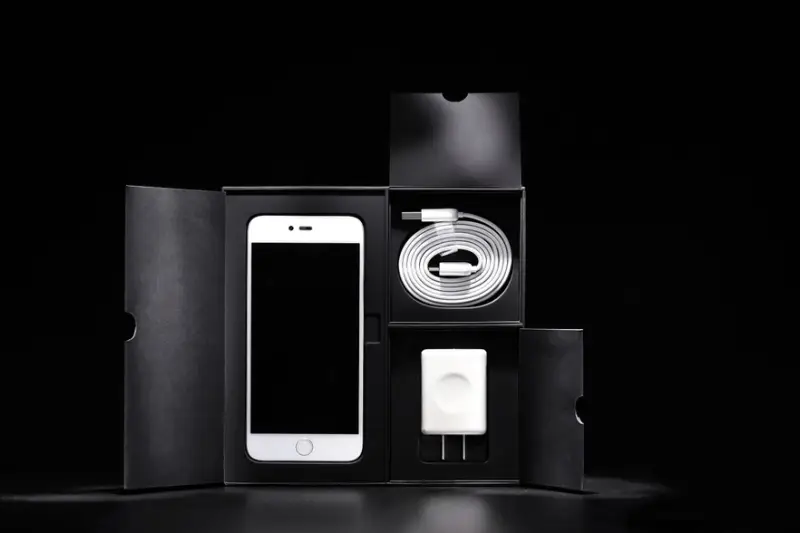 Móvil nuevo en su caja junto a sus accesorios