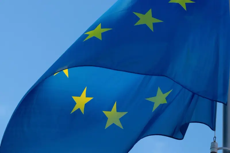 Bandera europea vista de cerca contra el cielo