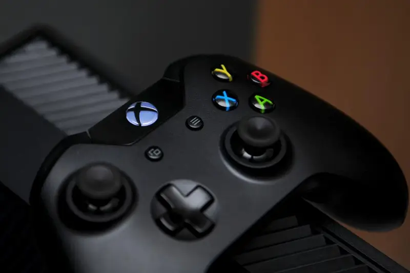 Mando de Xbox negro en primer plano