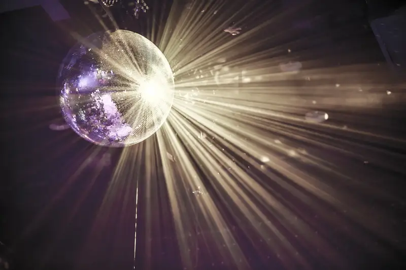 Destello de luz reflejado en una esfera brillante