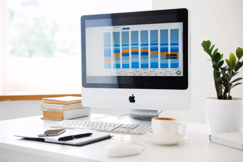 Ordenador con gráficos de datos en pantalla sobre un escritorio