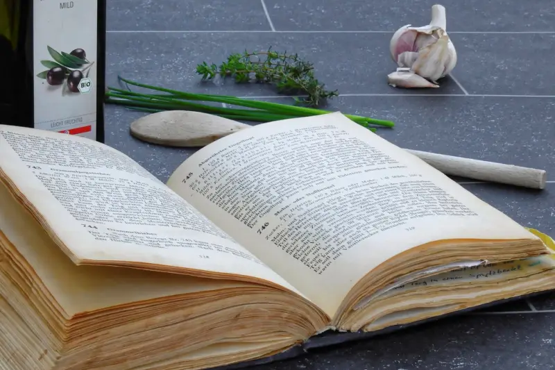 Libro antiguo abierto sobre una mesa