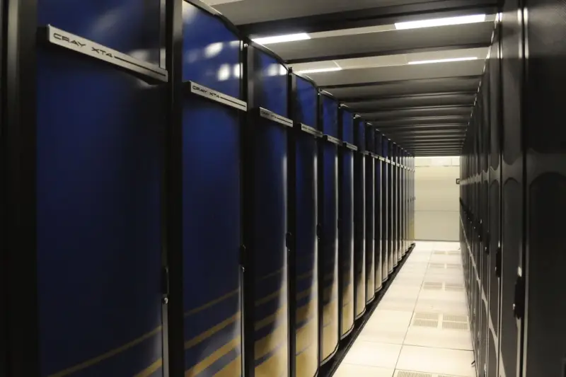 Pasillo de un centro de datos con armarios de servidores