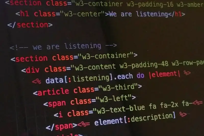 Código HTML de colores en un editor, en primer plano