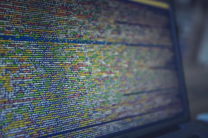 Pantalla llena de código vista en ángulo