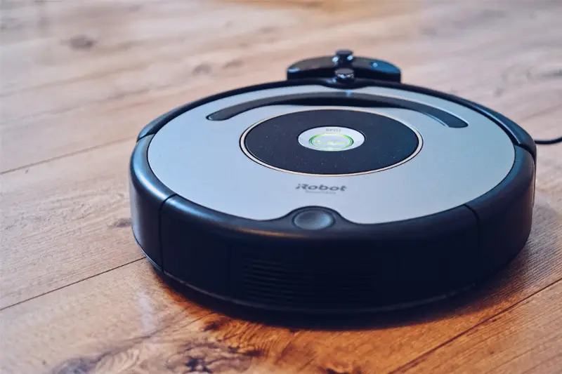 Robot aspirador sobre un suelo de madera
