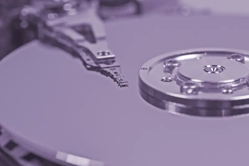 Plato de un disco duro iluminado con luz morada