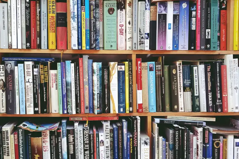Estantería llena de libros