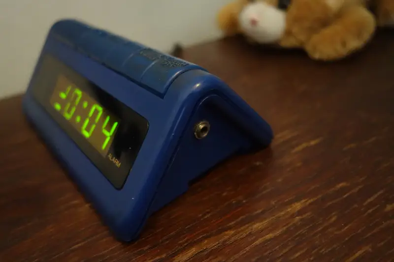 Reloj despertador digital sobre una mesa