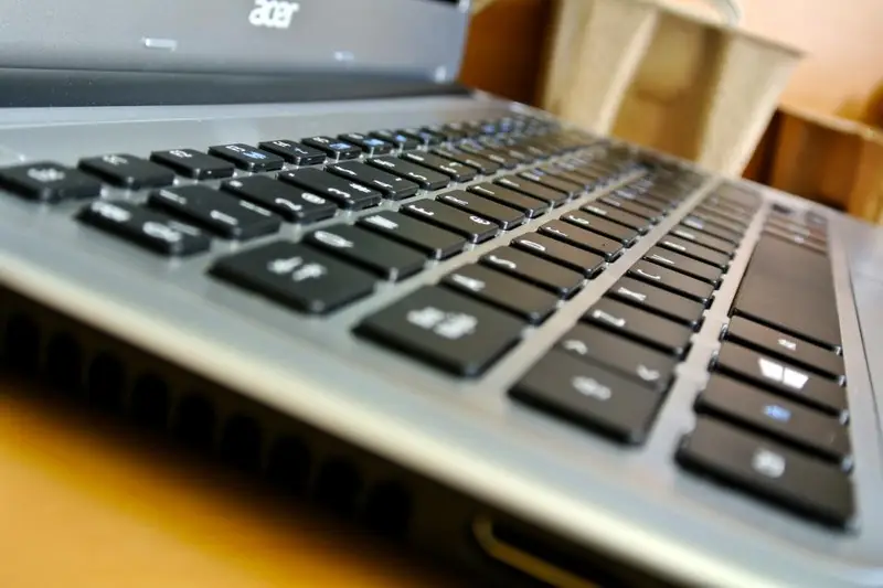 Teclado de un portátil en primer plano
